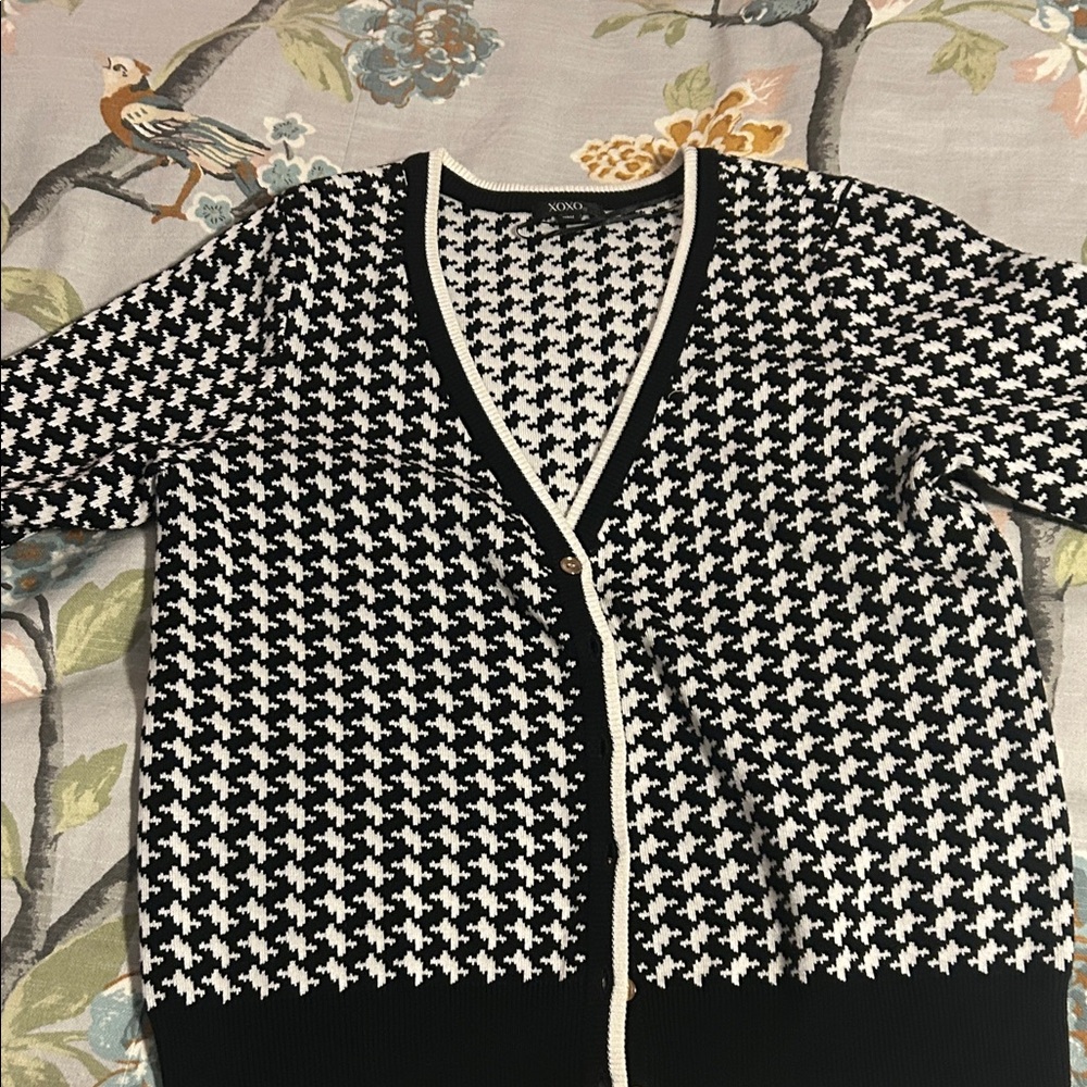 XOXO Women's Black and White Houndstooth Cardigan